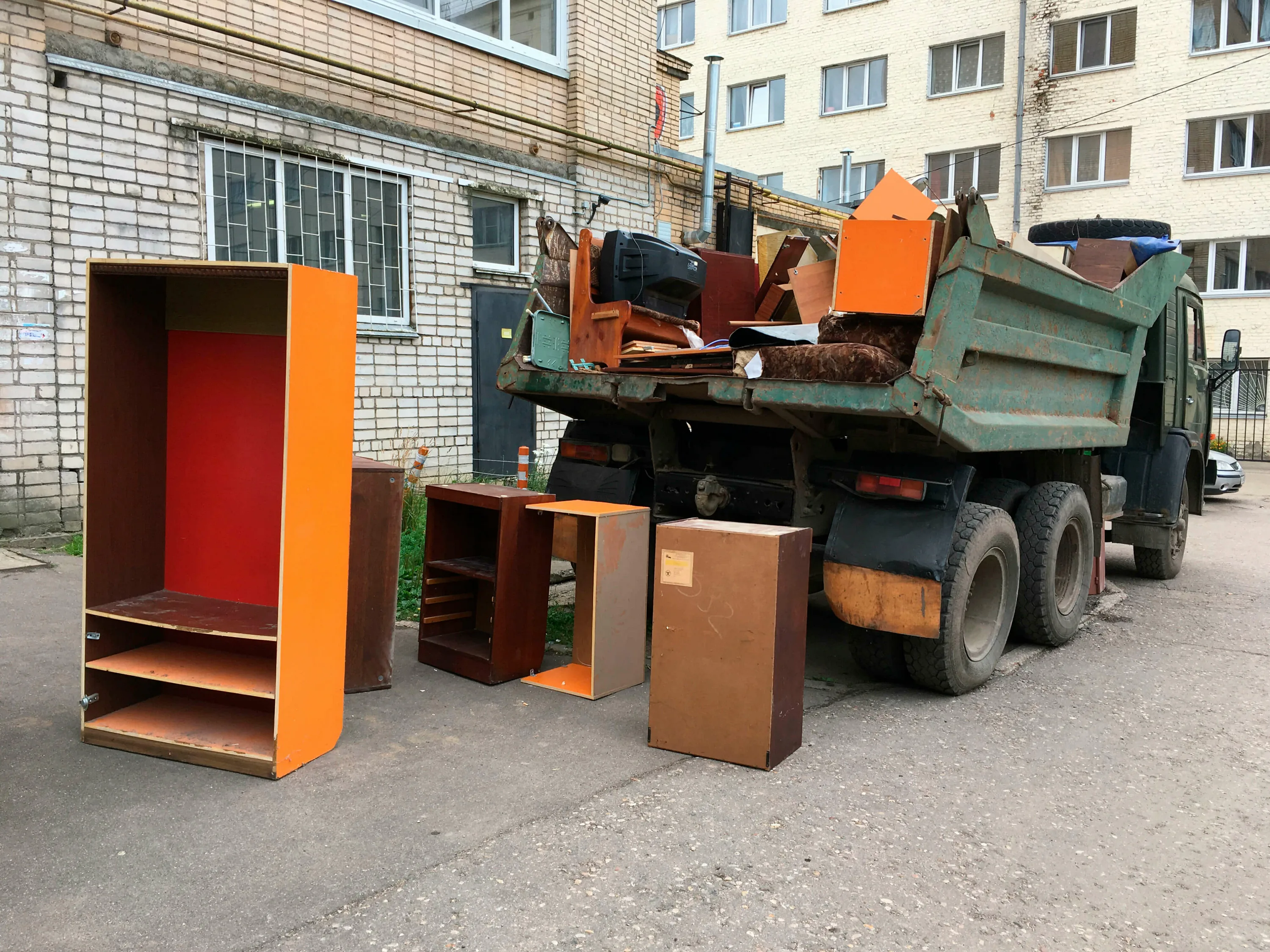 Утилизация старой мебели с вывозом и разбором в Уфе в октябре