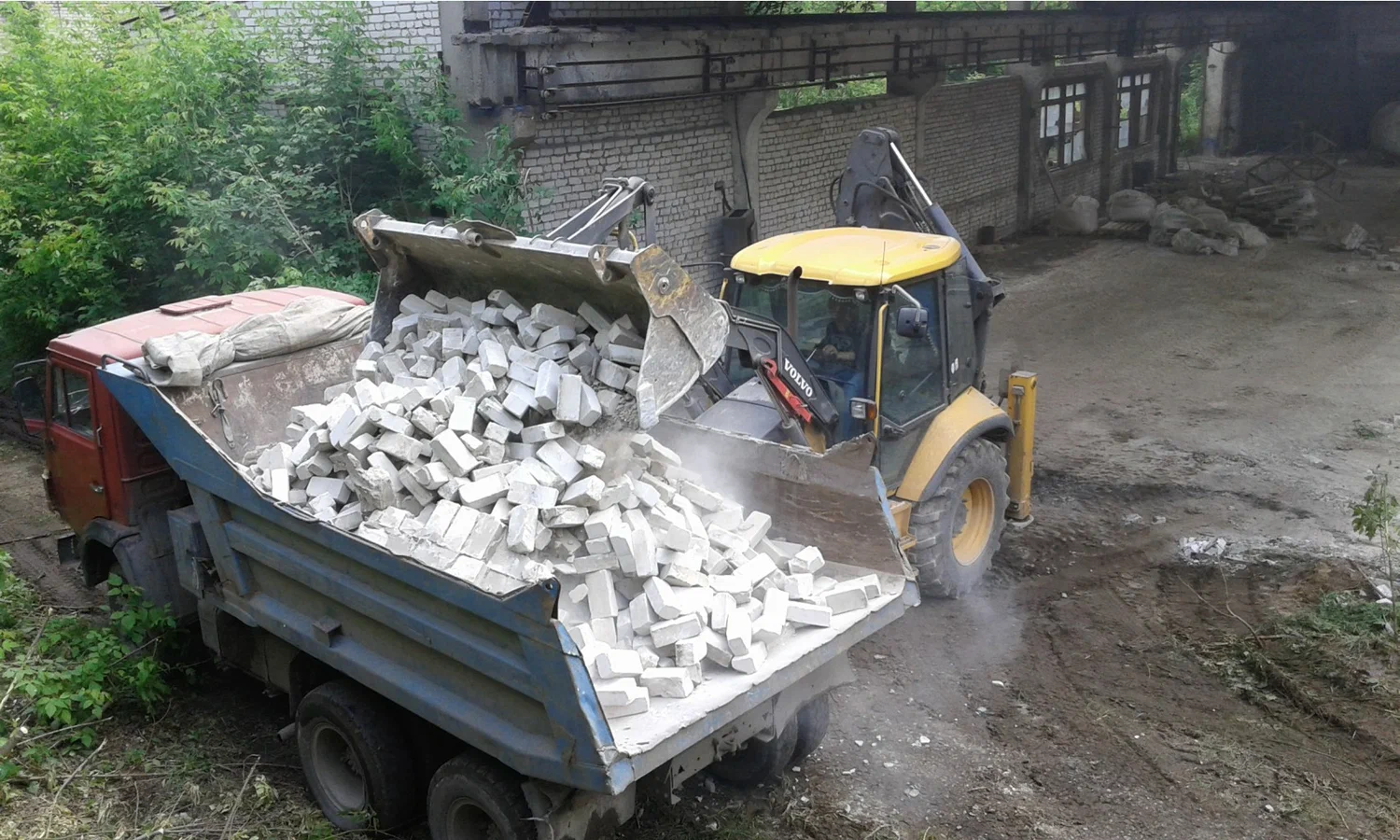 Вывоз кирпичного боя и битого кирпича в Уфе от ПроМусор цена от 2723 руб., сдать и утилизировать кирпичный лом