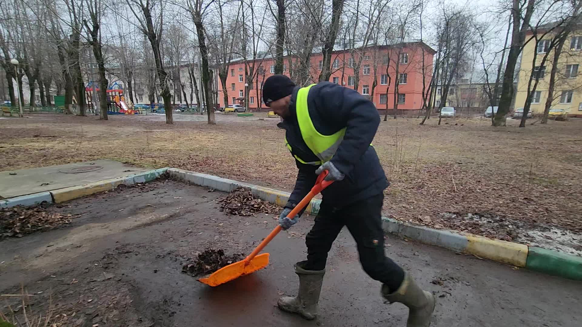 Уборка территорий в Уфе в октябре