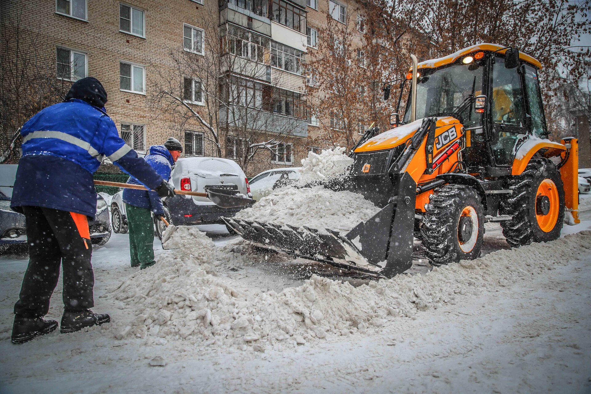 Очистка дворов от снега и наледи в Уфе — уборка снега, трактор и ручная, цены от 514 руб. | ПроМусор